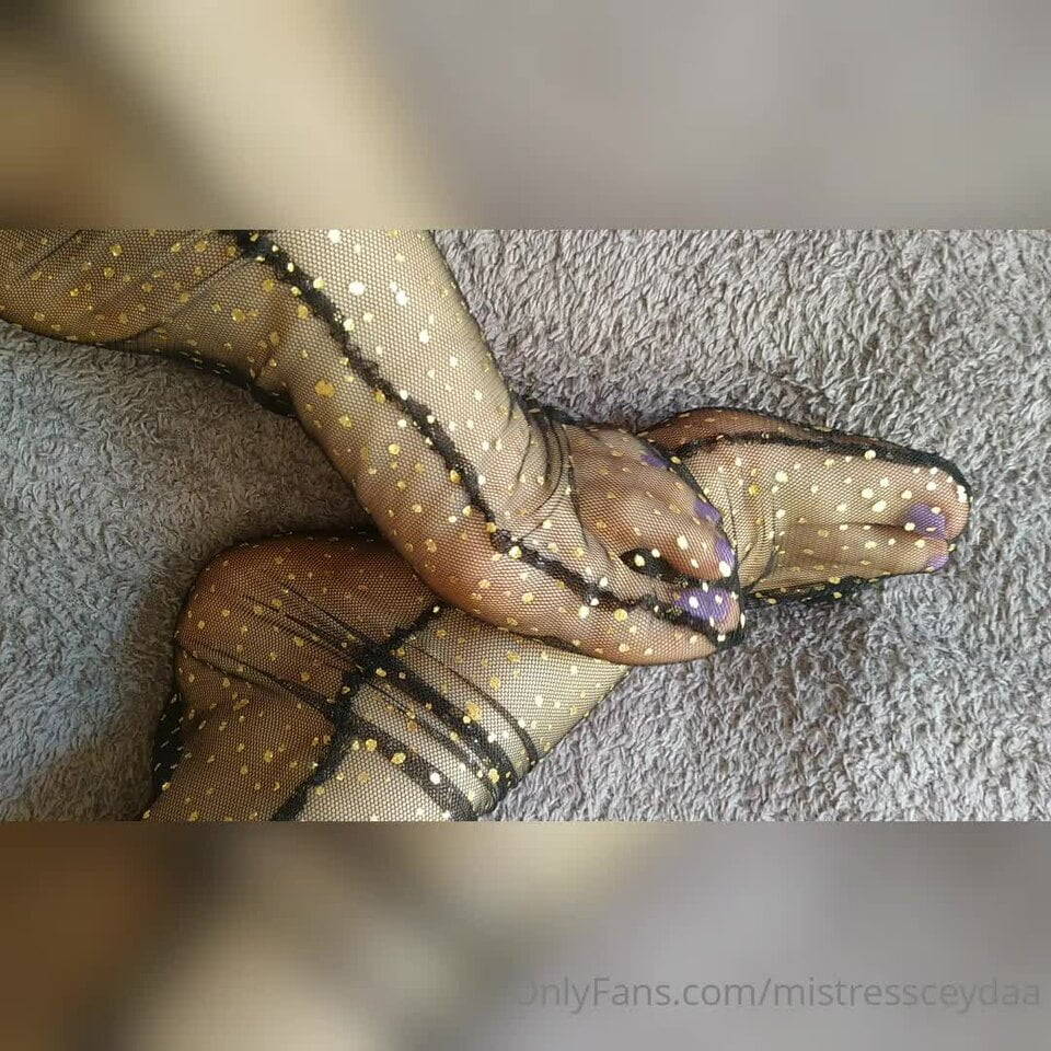 Ojelerim 40 numara puruzsuz tabanlarim parmaklarim ve seksi siyah coraplarim